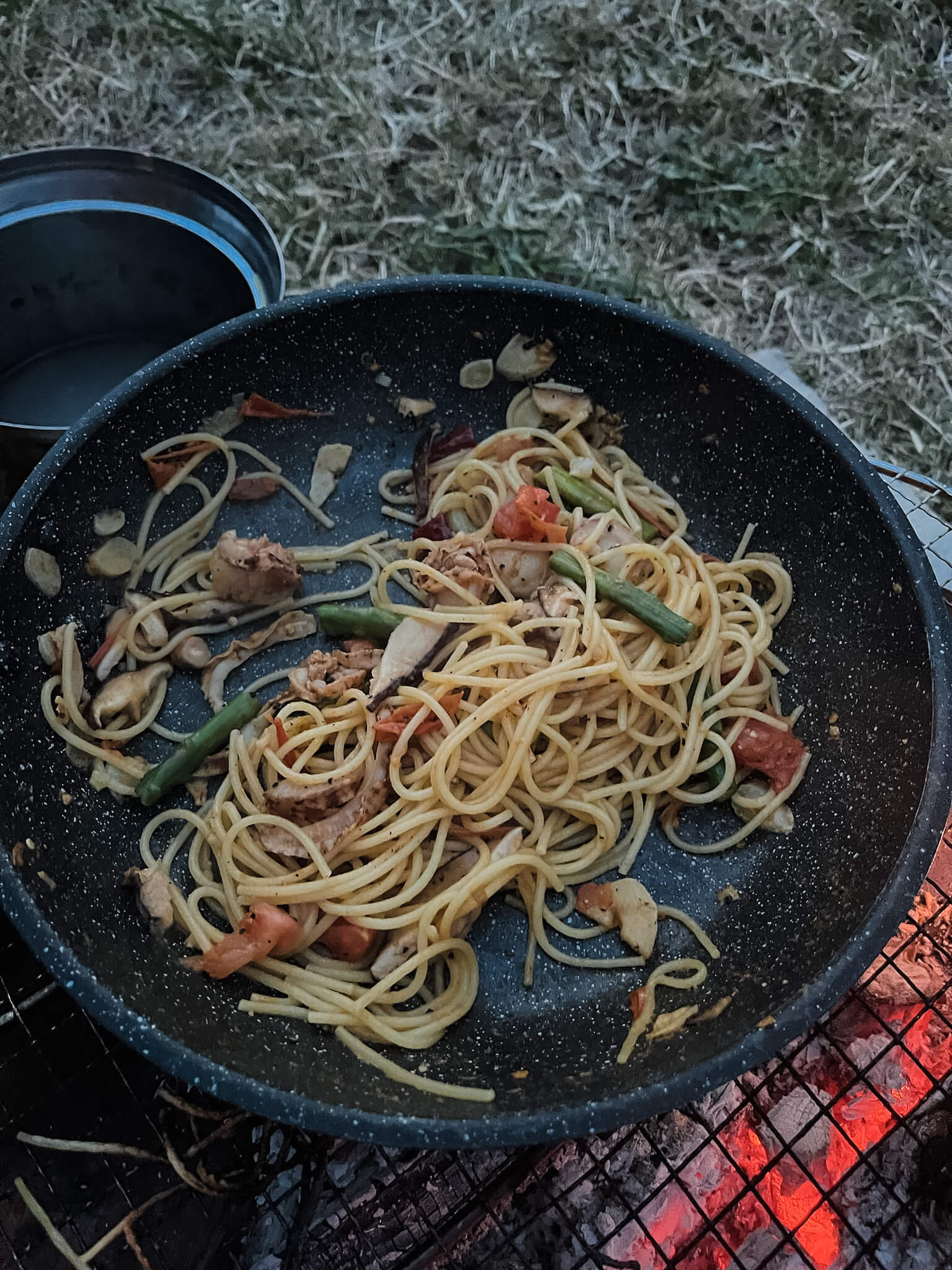 ホタテとアスパラ、トマトのパスタ