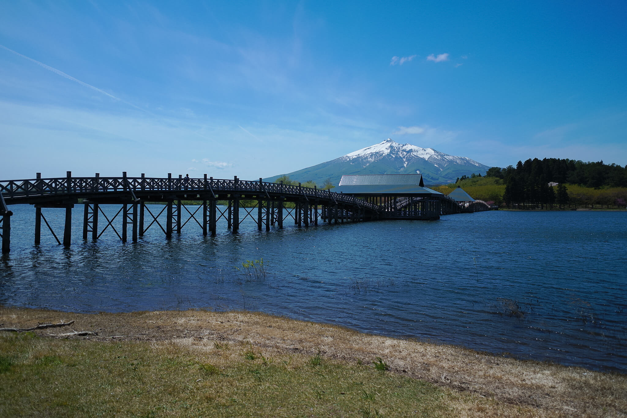 鶴の舞橋と岩木山