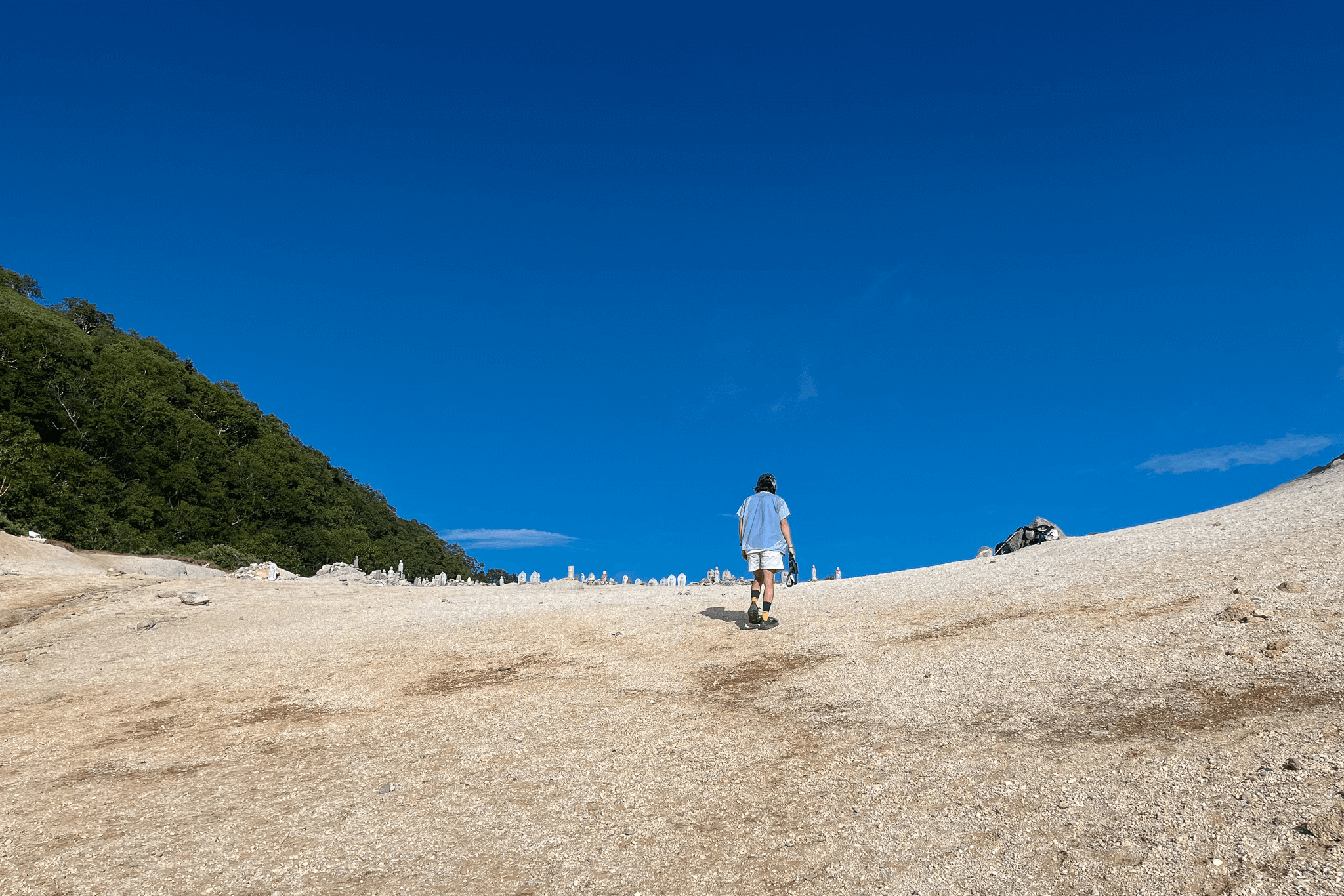 砂浜のような鞍部