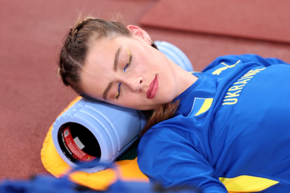 横になり目を閉じるマフチク