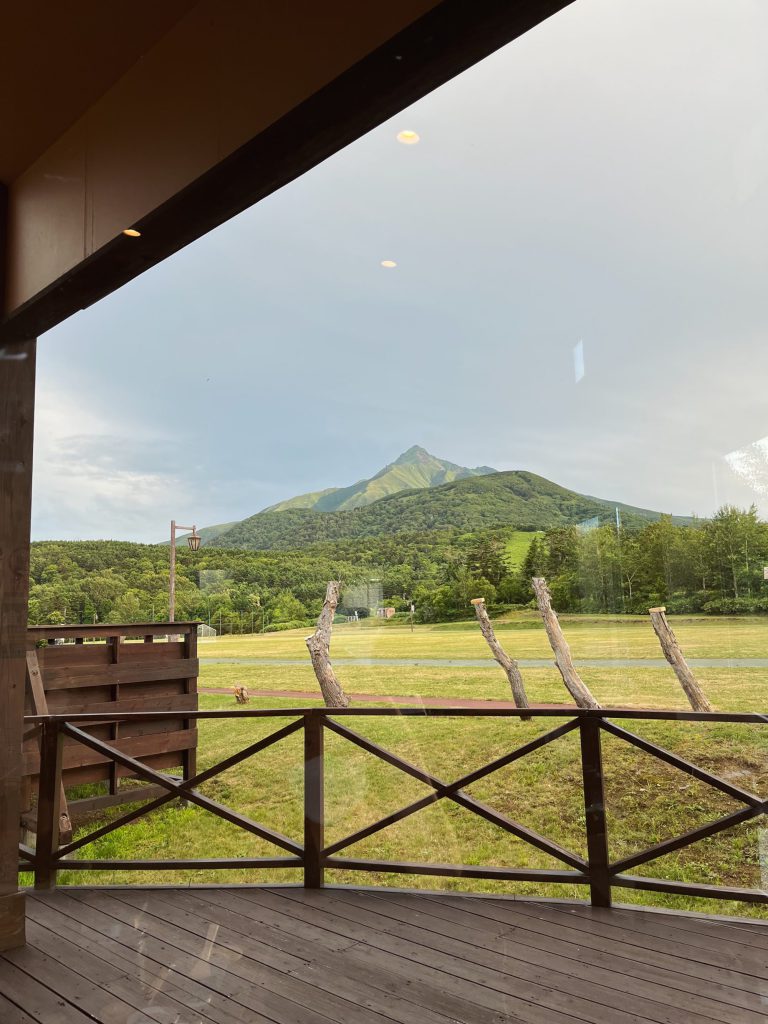 夕食の席から見る利尻山1
