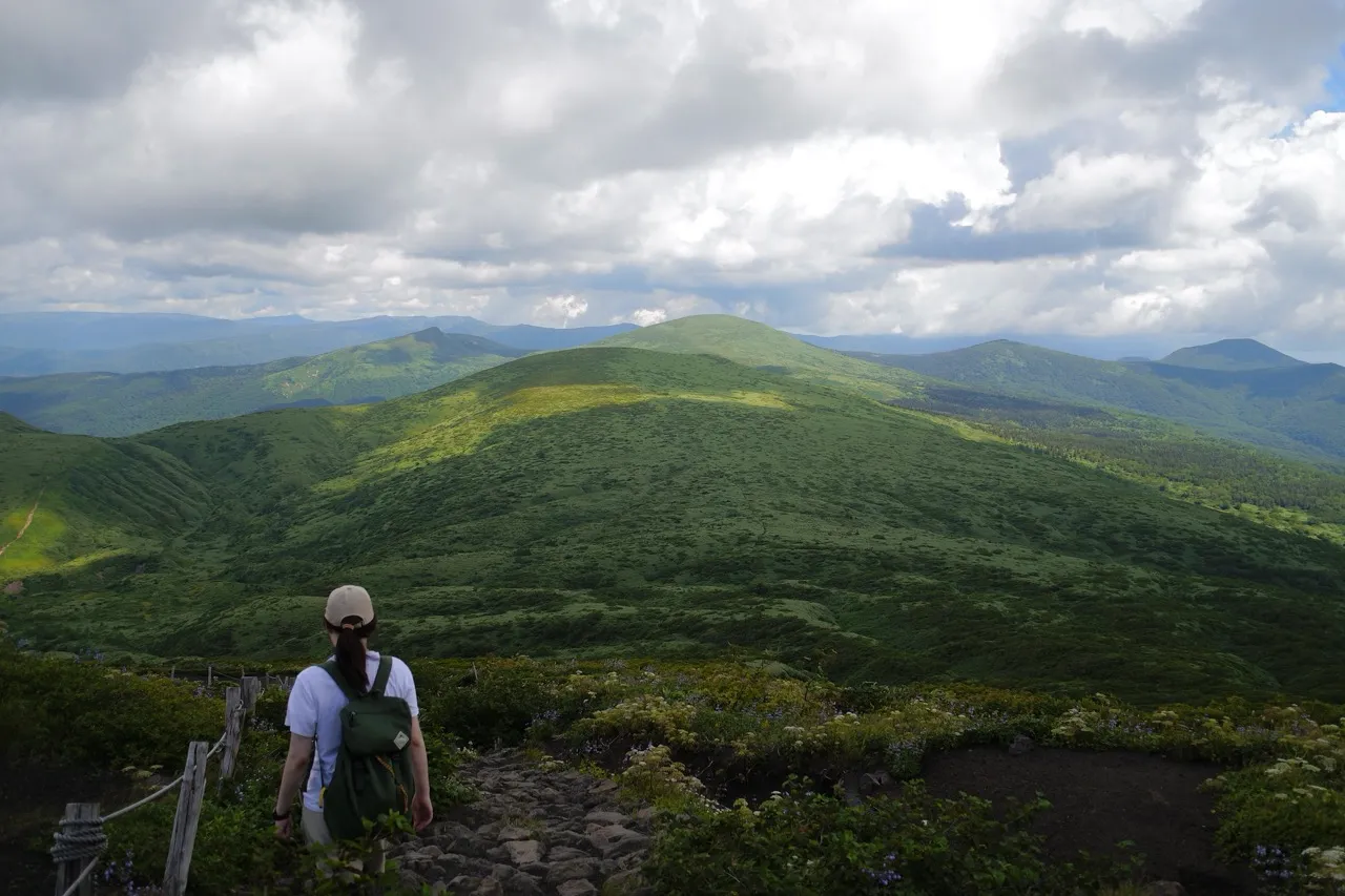 下るYと山々