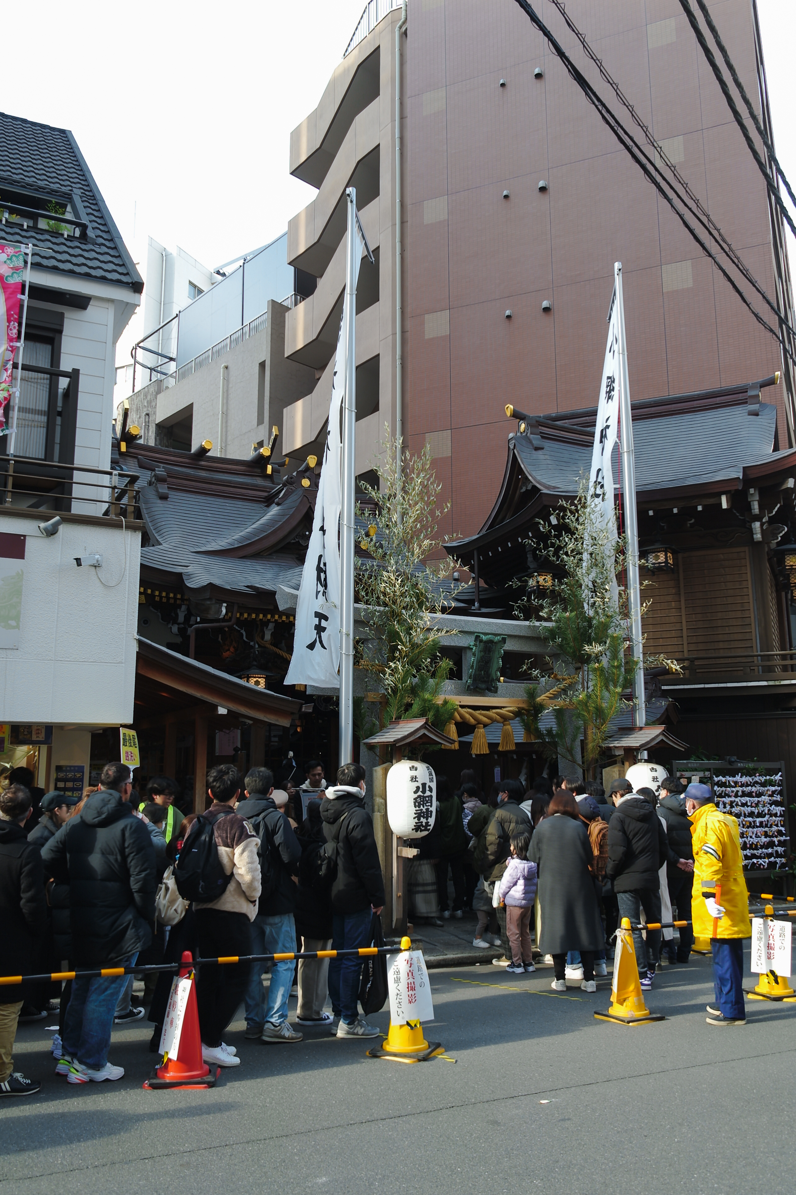 行列ができている小網神社